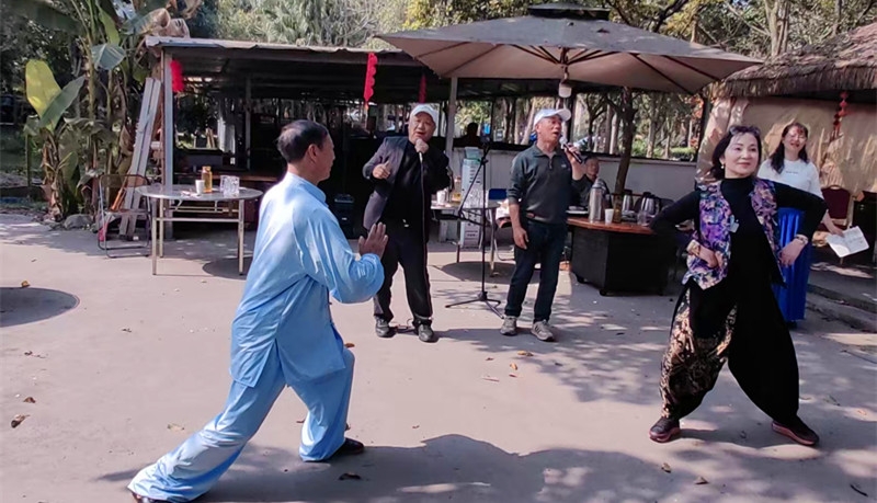 《唐多令·春日与诸友雅集新都泗义村》