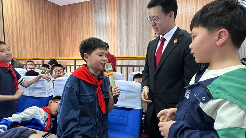 《渔家傲·与法“童”行护未来》